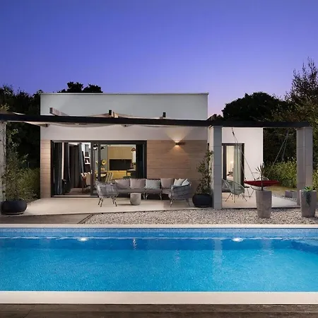 Maell With Private Pool Villa Sisan